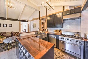 Mikrobølgeovn, ovn, kokeplater og oppvaskmaskin