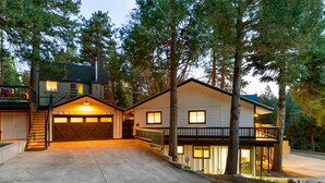 Une maison à deux étages avec un garage, une véranda et un escalier menant à l’étage supérieur.