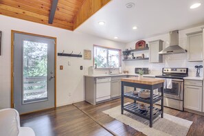 Interior - Lake Arrowhead Retreat By Snow Valley Mtn Resort! (Cedar Glen)