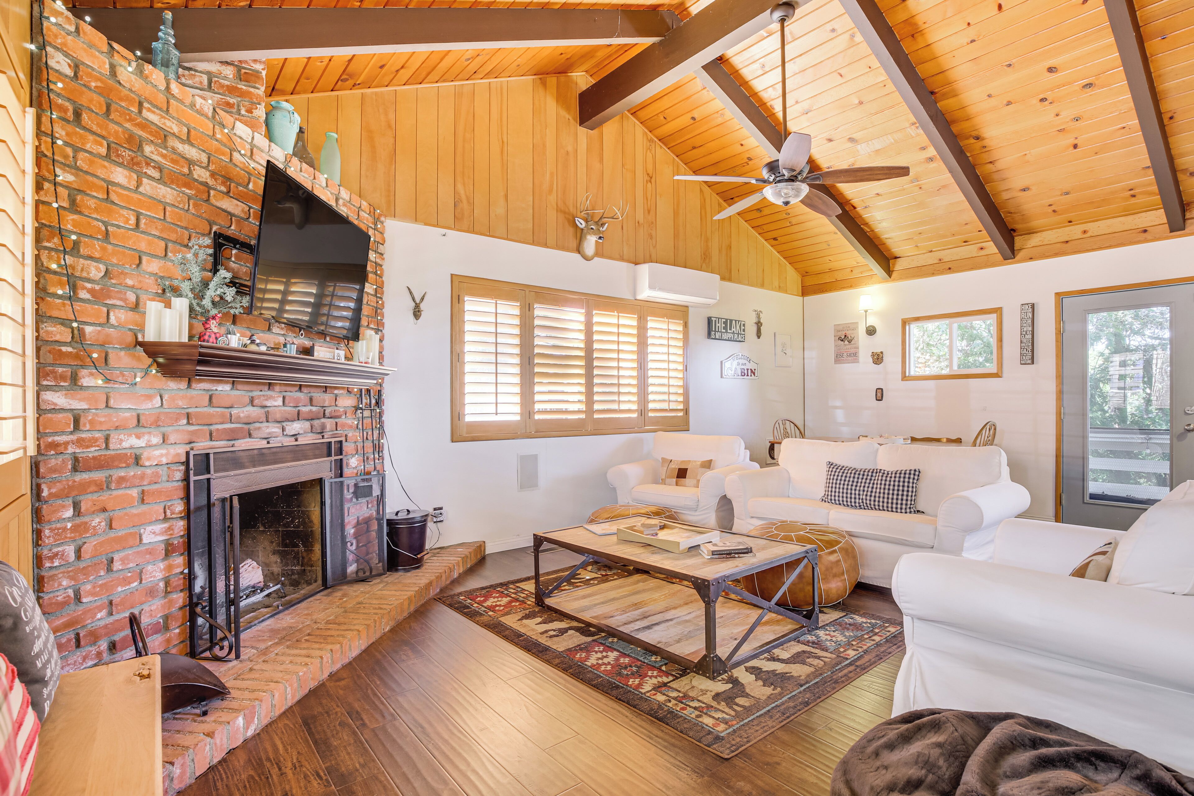 Rumah (3 Bedrooms) | Area keluarga | TV, perapian, dan buku