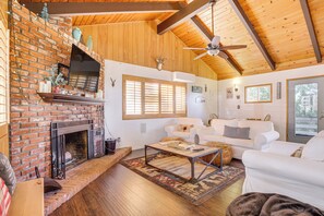 House (3 Bedrooms) | Living area | TV, fireplace, books - Lake Arrowhead Retreat By Snow Valley Mtn Resort! (Cedar Glen)
