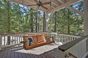 Terrace/patio - Stunning Mountain-top Getaway w/ Multi-level Decks (Lake Arrowhead)