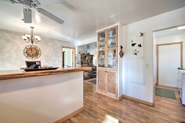 Interior - Walk to Lake: Rustic Home w/ Deck in Fawnskin (Fawnskin)