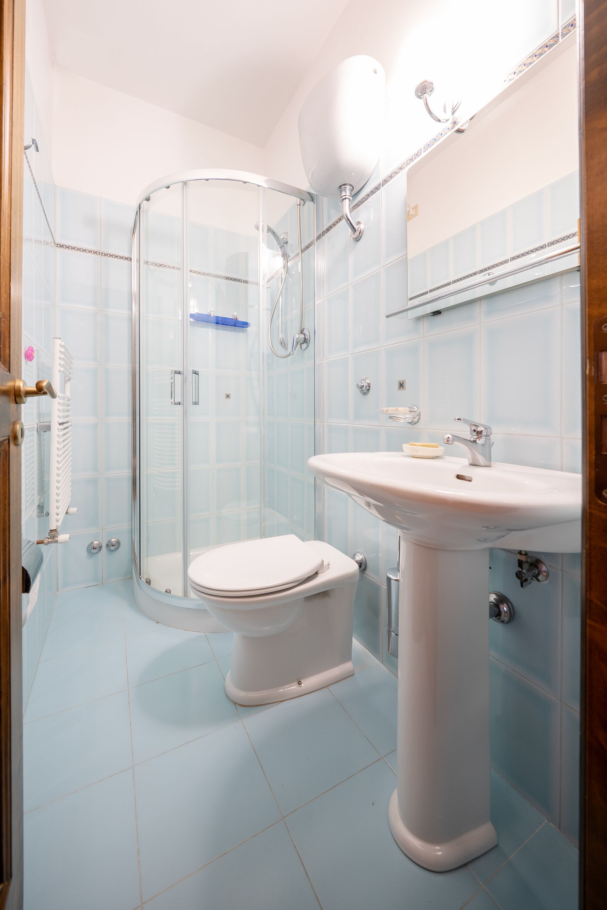 Dusche, Whirlpool, Haartrockner, Bademäntel
