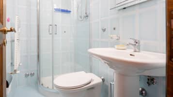 Dusche, Whirlpool, Haartrockner, Bademäntel
