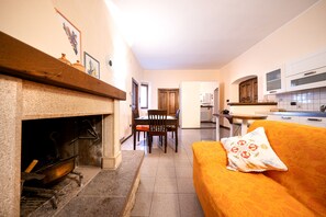 Una Smart TV, una chimenea