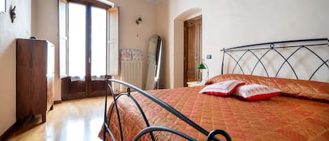 2 dormitorios, escritorio, tabla de planchar con plancha y cuna de viaje