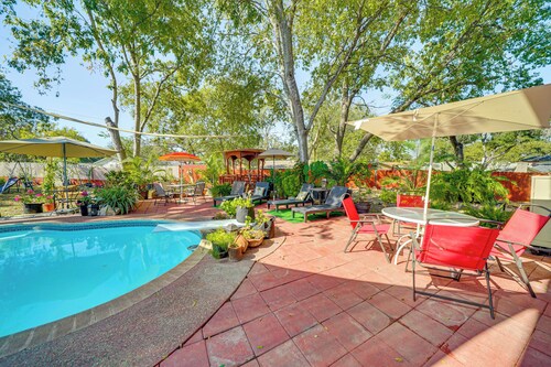 Spacious Group Retreat: 15 Mi to Dtwn San Antonio!