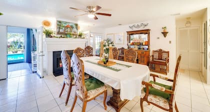 Spacious Group Retreat: 15 Mi to Dtwn San Antonio!