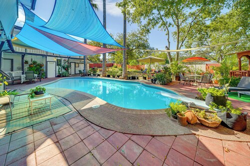 Spacious Group Retreat: 15 Mi to Dtwn San Antonio!