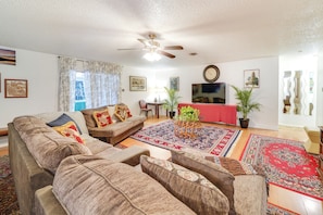 Villa (6 Bedrooms) | Interior - Private Pool & Yard! Massive San Antonio Villa (San Antonio)