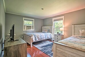 Interior - Family-friendly Tisbury Escape - Walk to Town (Vineyard Haven)