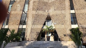 Fachada de edificio con un diseño texturizado y tejido.