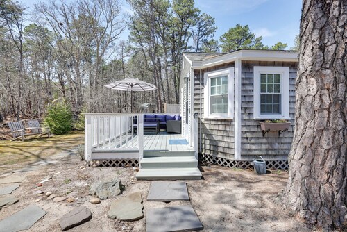 2 Mi to Coastline: Cozy Wellfleet Escape w/ Deck