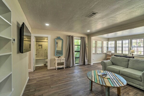 TV - Quiet & Cozy Sarasota House w/ Yard: Pet Friendly! (Sarasota)