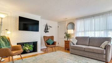 Cottage (2 Bedrooms) | Area soggiorno | TV