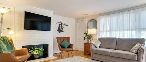 Casa de campo (2 Bedrooms) | Área de sala de estar | Televisión