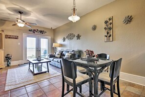 Interior - First-floor Condo w/ Balcony on Canyon Lake (Canyon Lake)