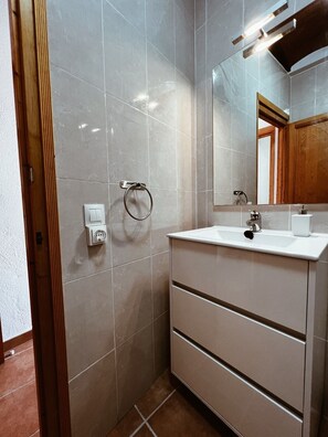 Dusche, Handtücher, Seife, Toilettenpapier