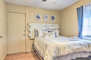 Interior - Fire Pit & Grill: Fishing Cottage in Aransas Pass! (Aransas Pass)