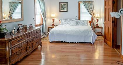 Walk to Beach & Main St: Dog-friendly Cape Cod Gem