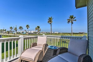 House (4 Bedrooms) | Interior - Ocean-view 'kahala Beach Bliss' Home in Galveston! (Galveston)