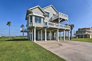 House (4 Bedrooms) | Interior - Ocean-view 'kahala Beach Bliss' Home in Galveston! (Galveston)
