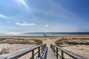 House (4 Bedrooms) | Interior - Ocean-view 'kahala Beach Bliss' Home in Galveston! (Galveston)