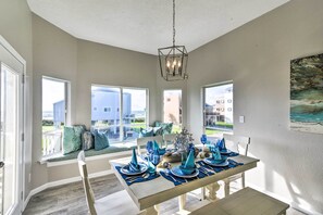 House (4 Bedrooms) | Interior - Ocean-view 'kahala Beach Bliss' Home in Galveston! (Galveston)