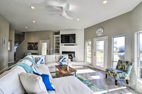 House (4 Bedrooms) | Interior - Ocean-view 'kahala Beach Bliss' Home in Galveston! (Galveston)