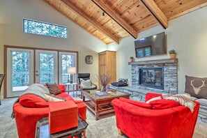 Fernseher, Kamin, Bücher