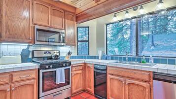 House (3 Bedrooms) | Private kitchen | Microwave, oven, stovetop, dishwasher