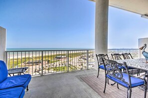 Interior - Beachfront Condo w/ Pool in Galveston! (Galveston)