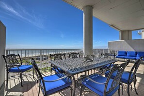 Outdoor dining - Beachfront Condo w/ Pool in Galveston! (Galveston)