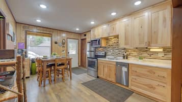 House (3 Bedrooms) | Interior