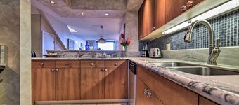 Ocean-view Maui Penthouse w/ Balcony & Pool Access