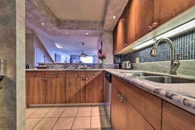 Ocean-view Maui Penthouse w/ Balcony & Pool Access