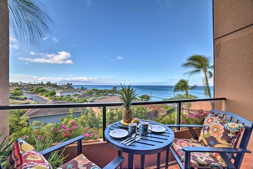 Ocean-view Maui Penthouse w/ Balcony & Pool Access