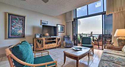 Ocean-view Maui Penthouse w/ Balcony & Pool Access