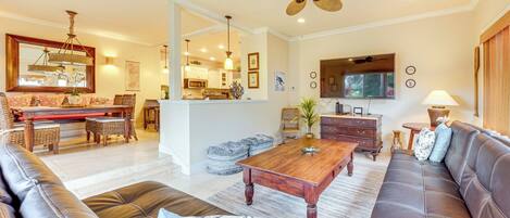 Apartamento (2 Bedrooms) | Zona de estar | Una televisión, libros