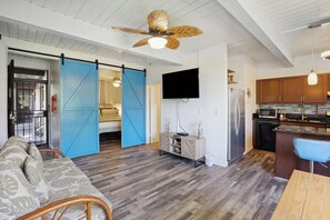Interior - Airy Kailua-kona Condo < 1 Mi to Beach + Town (Kailua-Kona)