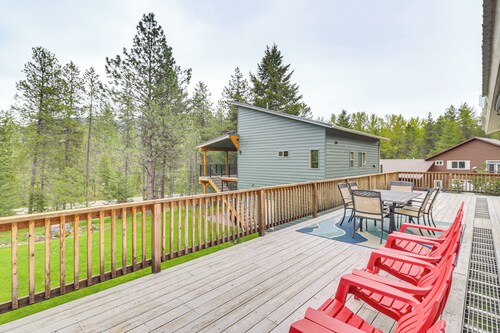 Scenic Forest Lodge Outside Glacier National Park!