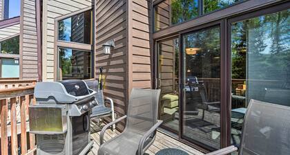 Ski-in/ski-out Lutsen Retreat w/ Pool Access!