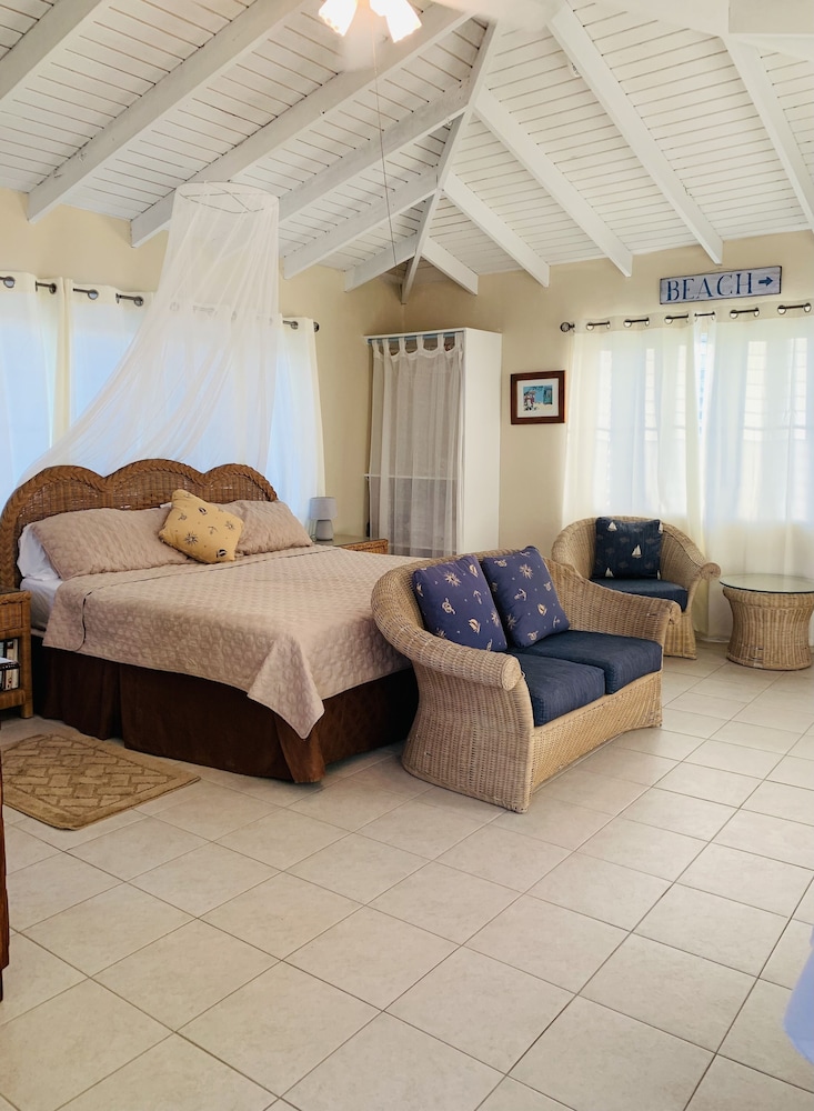 Studio Apartment on the beach above Roy's Bayside Grill. The Valley