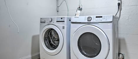 House (6 Bedrooms) | Interior