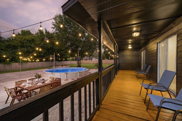 Tampa Retreat: 11 Beds, Game Room & Pool! - Tampa, FL