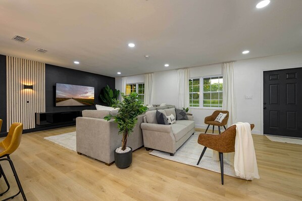 House (6 Bedrooms) | Interior