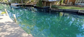 甲板、码头和皮划艇：滨水霍莫萨萨宝石