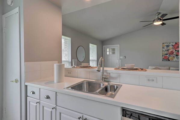 Interior - Cozy Austin Townhome, ~ 15 Mi to Downtown! (Austin)