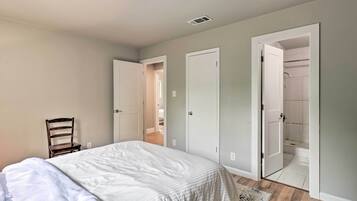 3 kamar tidur, setrika/meja setrika, dan tempat tidur bayi gratis